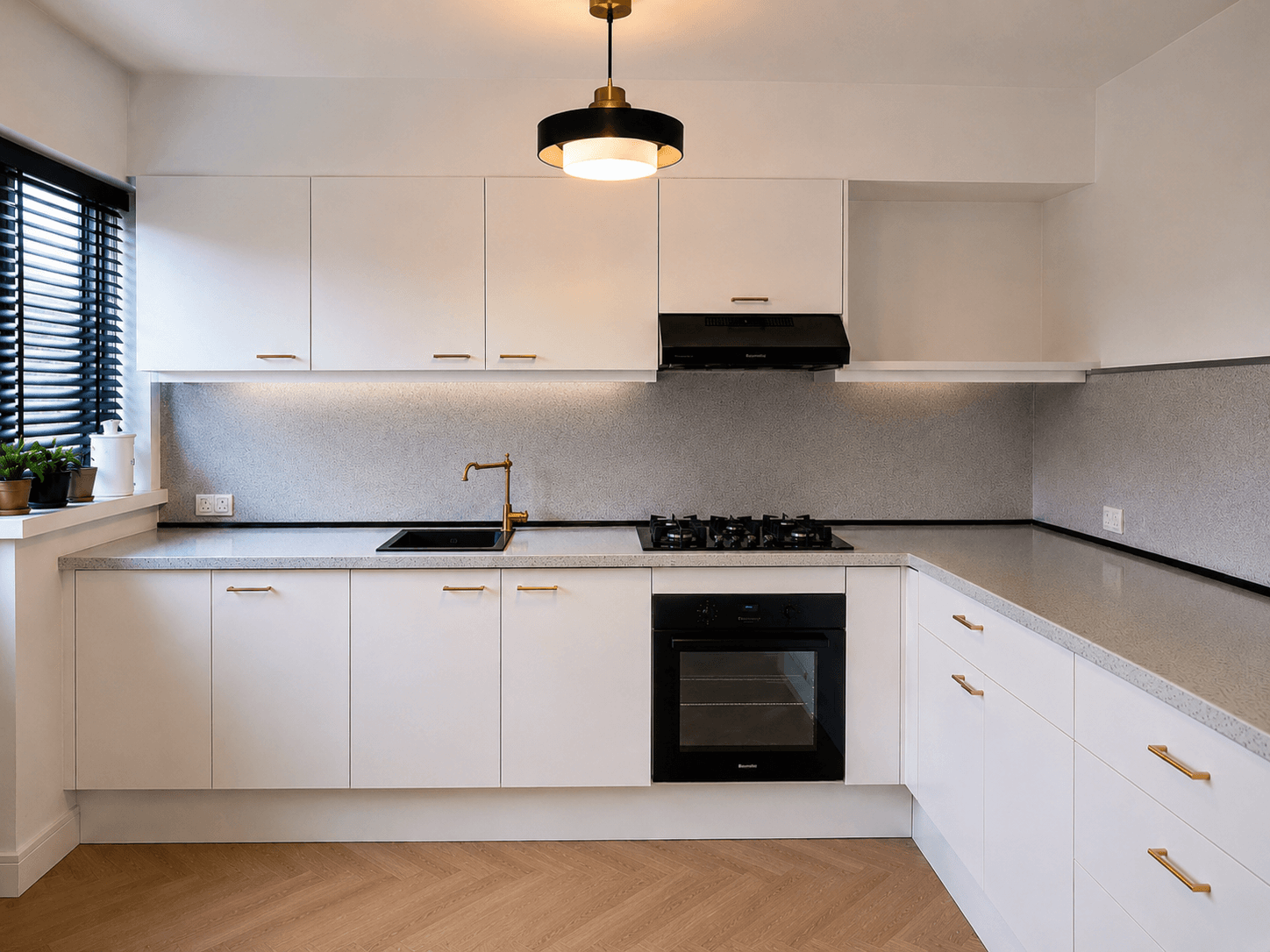 Keuken vóór het wrappen, witte keukenfronten