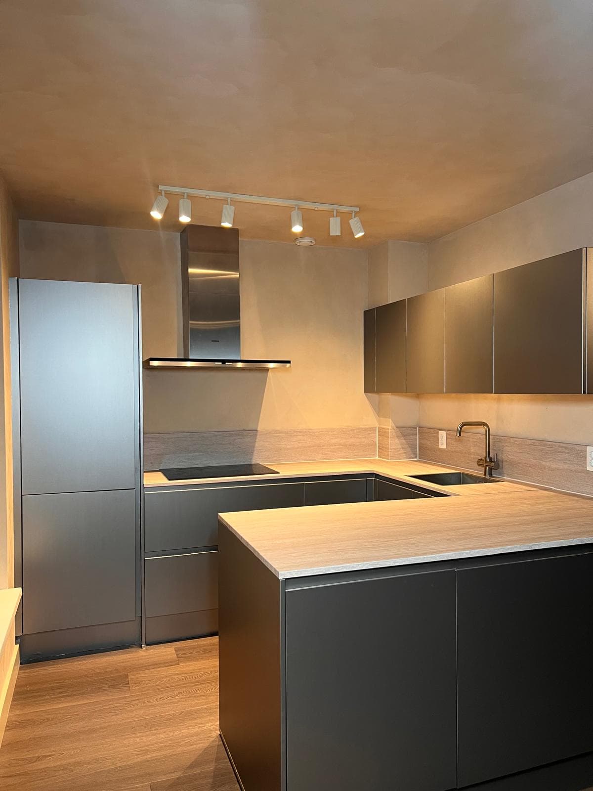 Antraciet keuken met houtlook werkblad