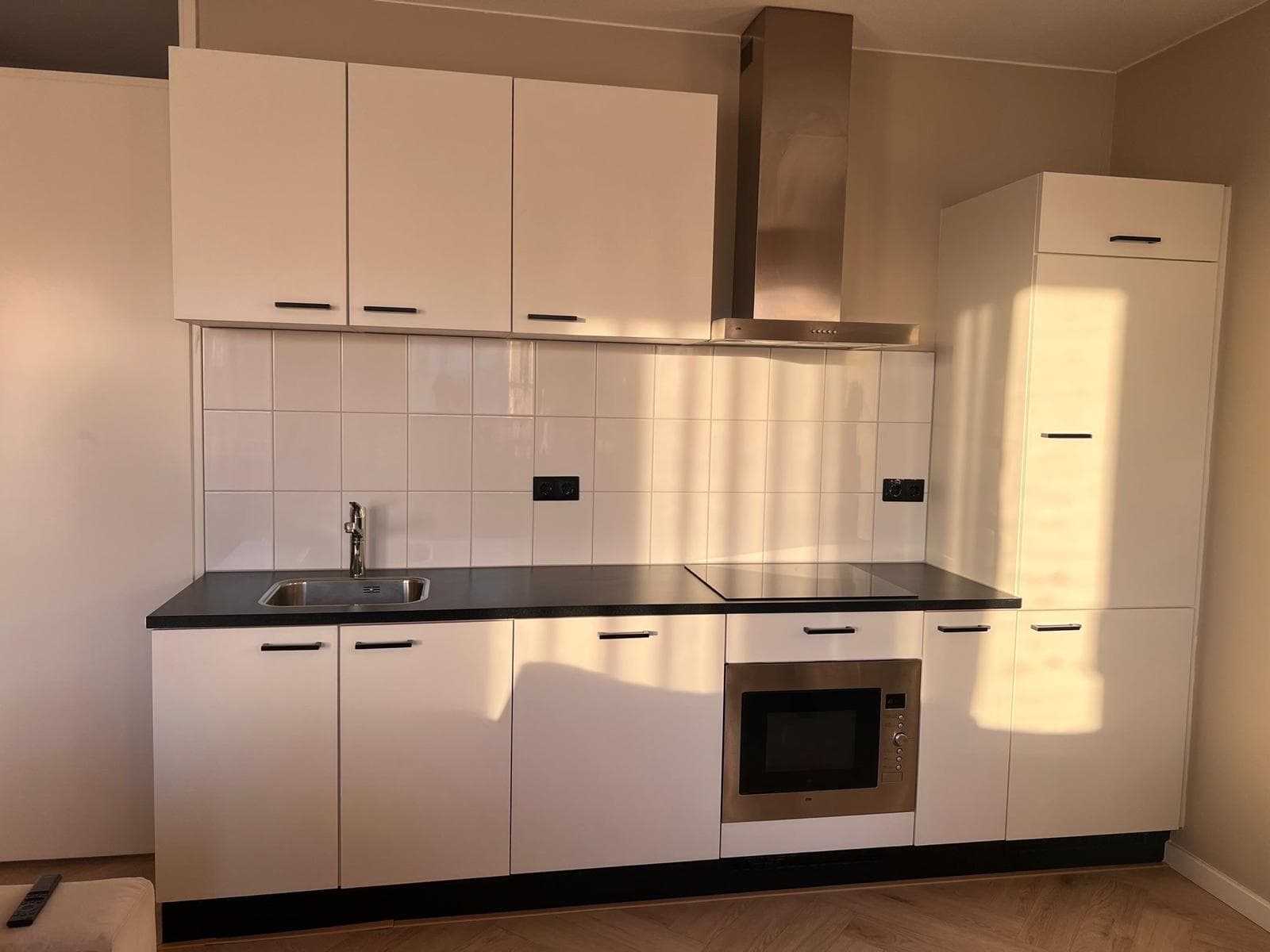 Lichte keuken met een frisse, strakke uitstraling